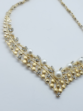 Cargar imagen en el visor de la galería, Flower pedals with clear crystals and pearls (set) - Rosina Jewlery