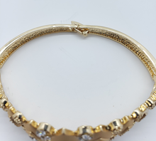 Load image into Gallery viewer, Laminated pointed flower pedals design with clear crystals set