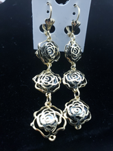 Cargar imagen en el visor de la galería, Hollow roses outlines with black crystals