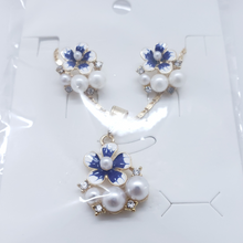 Load image into Gallery viewer, Fading blue flower with pearls and clear crystals (set)