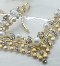 Cargar imagen en el visor de la galería, Flower pedals with clear crystals and pearls (set)