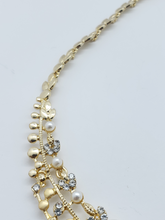 Cargar imagen en el visor de la galería, Flower pedals with clear crystals and pearls (set) - Rosina Jewlery