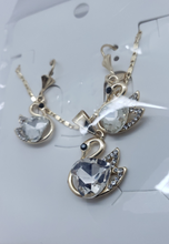 Load image into Gallery viewer, Swan with heart shaped clear crystals (set)