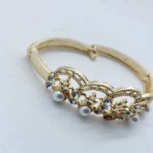 Cargar imagen en el visor de la galería, Hanging leaves and basket with clear crystals - pearls (sets)