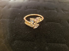 Cargar imagen en el visor de la galería, Clear crystal pedal ring