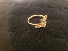 Cargar imagen en el visor de la galería, Clear crystal pedal ring