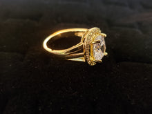 Cargar imagen en el visor de la galería, Big clear crystal ring with crystals