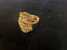 Cargar imagen en el visor de la galería, Two leaf clear crystal design