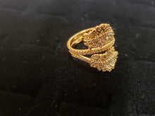 Cargar imagen en el visor de la galería, Two leaf clear crystal design