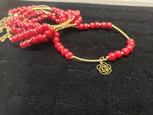 Cargar imagen en el visor de la galería, Cherry red pearl bangle with hanging pendants