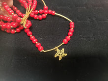 Cargar imagen en el visor de la galería, Cherry red pearl bangle with hanging pendants