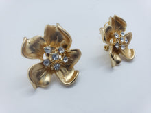 Load image into Gallery viewer, Gold rose design with clear crystals (set)