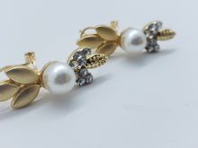 Cargar imagen en el visor de la galería, Flower pedals with clear crystals and pearls (set)