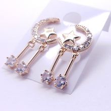 Cargar imagen en el visor de la galería, Moon crest with star and hanging crystals (clear)