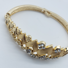 Load image into Gallery viewer, Laminated pointed flower pedals design with clear crystals set