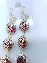 Cargar imagen en el visor de la galería, Hollow roses outlines with red crystals