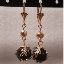 Cargar imagen en el visor de la galería, Hanging black ball surrounded by leaves