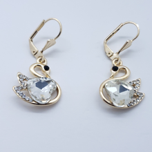 Load image into Gallery viewer, Swan with heart shaped clear crystals (set)