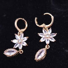 Load image into Gallery viewer, Clear crystal sunflower with hanging clear crystal