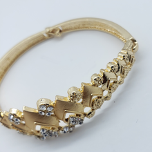 Load image into Gallery viewer, Laminated pointed flower pedals design with clear crystals set