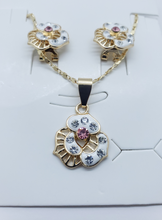 Load image into Gallery viewer, Circular white heart with crystals (pink)