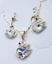 Load image into Gallery viewer, Swan with heart shaped clear crystals (set)