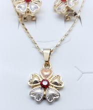 Cargar imagen en el visor de la galería, Shimmering four leaf clover tri color with a red crystal (set)