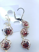 Cargar imagen en el visor de la galería, Hollow roses outlines with red crystals