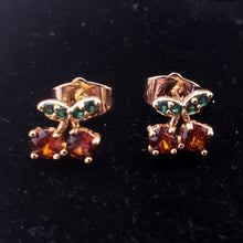 Cargar imagen en el visor de la galería, Red cherries with a green leaf