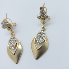 Load image into Gallery viewer, Laminated pointed flower pedals design with clear crystals set