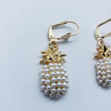 Load image into Gallery viewer, pearl pineapple with gold top and crystals