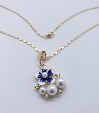 Load image into Gallery viewer, Fading blue flower with pearls and clear crystals (set)