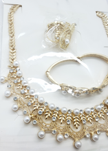 Cargar imagen en el visor de la galería, Hanging leaves and basket with clear crystals - pearls (sets)