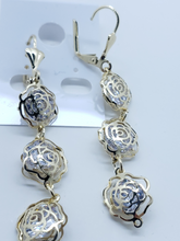 Cargar imagen en el visor de la galería, Hollow roses outlines with clear crystals