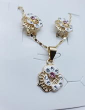 Load image into Gallery viewer, Circular white heart with crystals (pink)