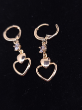 Cargar imagen en el visor de la galería, Clear crystal with a hanging hollow heart