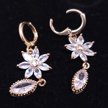 Load image into Gallery viewer, Clear crystal sunflower with hanging clear crystal