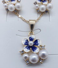 Load image into Gallery viewer, Fading blue flower with pearls and clear crystals (set)