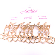 Cargar imagen en el visor de la galería, Clear crystal with a hanging hollow heart