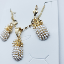 Load image into Gallery viewer, pearl pineapple with gold top and crystals