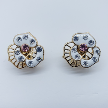 Load image into Gallery viewer, Circular white heart with crystals (pink)