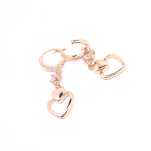 Cargar imagen en el visor de la galería, Clear crystal with a hanging hollow heart