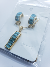 Load image into Gallery viewer, Light blue crystal row with crystals (set)