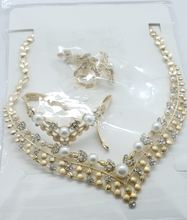 Cargar imagen en el visor de la galería, Flower pedals with clear crystals and pearls (set)