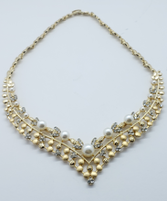 Cargar imagen en el visor de la galería, Flower pedals with clear crystals and pearls (set) - Rosina Jewlery
