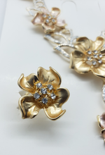 Load image into Gallery viewer, Gold rose design with clear crystals (set)