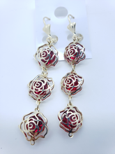 Cargar imagen en el visor de la galería, Hollow roses outlines with red crystals