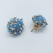 Load image into Gallery viewer, Blooming blue rose with clear crystals (set)