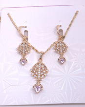 Cargar imagen en el visor de la galería, Fish bone outline with clear crystals