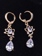 Load image into Gallery viewer, Clear crystal flower with a hanging crystal (clear)